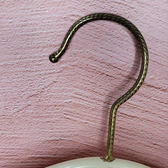 Vintage wooden clothes hanger with roses - Picture 4 of 5